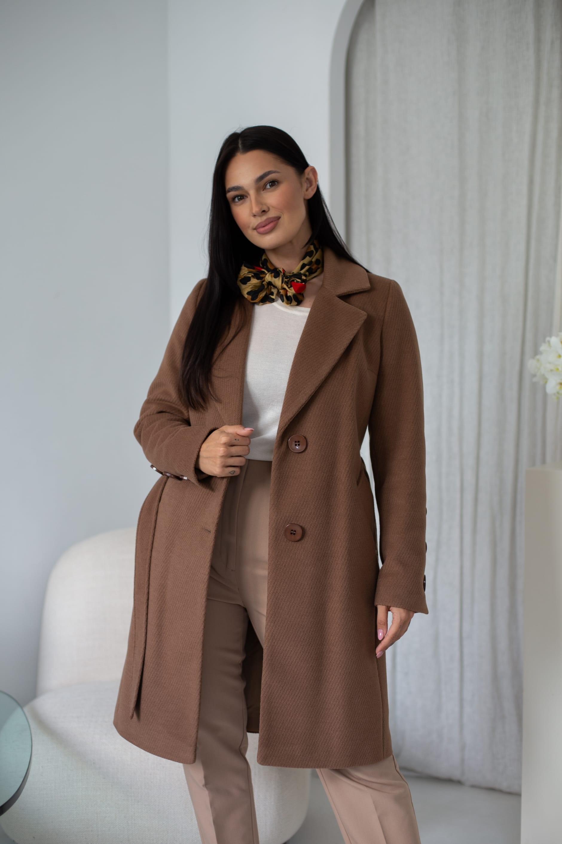 Modelka prezentująca płaszcz MARGARET Diagonal Toffee